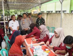 Cangkrukan Kamtibmas Polres Kediri Kota Berbagi Sembako dan Gelar Bakti Kesehatan