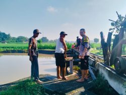 Bhabinkamtibmas Jogomerto Buka Saluran Dam, Dukung Ketahanan Pangan Nasional