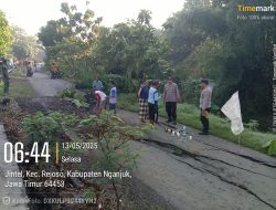 Akses Jalan Ambles, Polisi Pasang Rambu Peringatan di Perbatasan Kedungpadang-Jintel