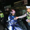 Tidak Hanya Razia, Polres Bangkalan Beri Hadiah Bagi Pengendara Motor Taat Berlalu Lintas