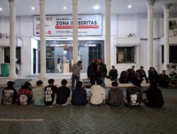 Dalam Operasi Pekat Semeru 2025 Polrestabes Surabaya Amankan Kelompok Pemuda yang Diduga Akan Tawuran