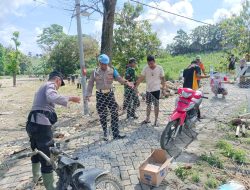Solid, Polisi dan TNI bersama Warga Pasang Bronjong Cegah Longsor di Bojonegoro