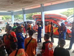 Tanggap Bencana, Polisi dan TNI Bantu Evakuasi Warga Terdampak Banjir di Sumenep