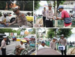 Peduli Untuk Berbagi, Satlantas Polres Gresik Bagikan Paket Makanan dalam Jumat Berkah