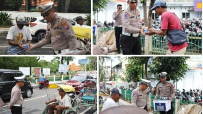 Peduli Untuk Berbagi, Satlantas Polres Gresik Bagikan Paket Makanan dalam Jumat Berkah