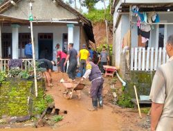 Sinergitas Polisi Bersama TNI dan BPBD Tangani Banjir dan Bersihkan Material Longsor di Kediri