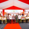 Hadiri Ground Breaking Asrama Polresta Samarinda, Kapolri Bagikan Sumur Bor-Sembako ke Warga