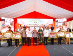 Hadiri Ground Breaking Asrama Polresta Samarinda, Kapolri Bagikan Sumur Bor-Sembako ke Warga