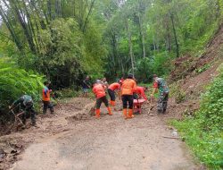 Jalan Tertutup Longsor, TNI-Polri dan BPBD Hadir Jadi Harapan Warga Trenggalek