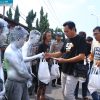 Polisi Peduli, Turun ke Jalan Salurkan Bansos untuk Pekerja Jalanan di Ngawi