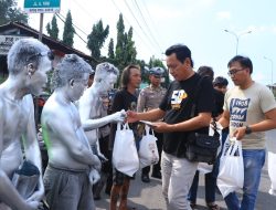 Polisi Peduli, Turun ke Jalan Salurkan Bansos untuk Pekerja Jalanan di Ngawi