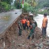 Tanggul Ambles, Akses Jalan Terancam! Respons Cepat Babinsa & TRC BPBD Munjungan