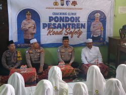 Polres Pelabuhan Tanjung Perak Gelar Coaching Clinic “Pondok Pesantren Road Safety” di Ponpes Miftahul Ulum
