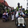 Sigap dan Tulus, Polwan Polres Bojonegoro Dampingi Calon Haji Lansia Menuju Bus