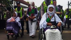 Sigap dan Tulus, Polwan Polres Bojonegoro Dampingi Calon Haji Lansia Menuju Bus