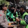Humanis Polisi Kawal Aksi Damai Driver Ojol di Jember Sambil Berbagi Minuman Dingin
