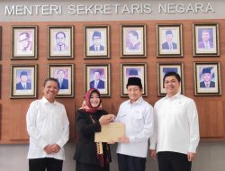 Rektor Prof. Ida Umami menerima Perpres Perubahan IAIN Metro menjadi UIN Jurai Siwo Lampung dari Menteri Agama RI.