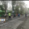 Polisi Polsek Warujayeng  sebrangkan  anak sekolah SMPN.1 Tanjunganom. .