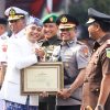 Kapolrestabes Surabaya Terima Penghargaan di HJKS ke-732 Wujud Dedikasi Jogo Suroboyo