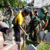 Kompak, TNI dan Polisi Bakti Religi Sambut Hari Bhayangkara ke -79 Bersihkan Makam Pegirikan Surabaya