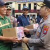Hari Bhayangkara ke -79 Polres Pelabuhan Tanjungperak Gelar Baksos, Puluhan Pengemudi Bentor dan Kuli Panggul Full Senyum