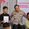 *Hari Bhayangkara ke-79 Polrestabes Surabaya dan Bhayangkari Bantu Kaum Difabel*   SURABAYA – Dalam suasana hangat penuh keakraban melalui kegiatan Bhayangkari Peduli, Polrestabes Surabaya menyelenggarakan kegiatan sosial yang menyentuh hati, khususnya bagi anak-anak penyandang disabilitas.   Bertempat di kelurahan Tambak Madu Surabaya, pada Jumat (20/06/2025) kegiatan ini menjadi cerminan nyata bahwa Polisi tak hanya hadir untuk menegakkan hukum, tetapi juga membangun kasih sayang, solidaritas, dan kepedulian antarsesama.  Acara ini dihadiri oleh berbagai tokoh penting, termasuk Pengurus Bhayangkari, Danramil Kapten Imam Subandi serta Ketua RW 4 dan RW 9 dan perwakilan dari komunitas Solidaritas Bonek yang turut memberikan dukungan.  Kapolrestabes Surabaya Kombes Pol Lutfi Sulistiawan mengatakan bahwa Hari Bhayangkara tak hanya dimaknai sebagai hari kelahiran institusi, tetapi ini adalah momentum untuk mendekatkan Polisi dengan masyarakat.  “Kalau di masyarakat tahunya Polisi itu kalau enggak patroli ya nangkap. Padahal sebenarnya ada kegiatan-kegiatan sosial yang juga banyak kita lakukan,” ungkapnya.  Dalam kegiatan Bhayangkari Peduli ini, kepedulian diwujudkan dalam bentuk perhatian dan bantuan untuk anak-anak penyandang disabilitas.   Tidak hanya materi, namun juga dukungan moral, senyuman, dan semangat hidup.   Kepedulian ini merupakan bagian dari komitmen Polri dalam membangun institusi yang bukan hanya kuat secara struktur, tetapi juga hangat dalam pelayanan.  Kapolrestabes Surabaya juga menyoroti pentingnya membangun citra polisi yang ramah, terbuka, dan mampu menjadi sahabat masyarakat.   Dalam penuturannya, ia menyampaikan harapan besar agar Polri di usia ke-79 bisa menjadi organisasi yang semakin dipercaya publik.  “Polisi yang datang itu dengan makna hati, warga bisa menerima. Bukan sebaliknya.” katanya.  Kegiatan ini turut memperlihatkan indahnya sinergi antara Polri dan TNI serta keterlibatan komunitas Bonek.   Bukan hanya bentuk simbolis, tapi benar-benar hadir dan menyatu bersama masyarakat.   Ini menjadi pesan kuat bahwa negara hadir bersama rakyat, terutama untuk mereka yang seringkali terpinggirkan.  “Kami berharap semua ini bukan hanya acara formal, tapi membangun suasana berbagi antara polisi dan masyarakat, antara polisi dan tentara,” jelas Kapolrestabes Surabaya.  Dalam kegiatan itu juga, para tamu dibuat terharu dan bangga oleh semangat anak-anak penyandang disabilitas yang tetap berkarya dan berusaha mandiri.   Salah satunya adalah siswa dengan usaha kerajinan tangan sederhana yang dipajang di lokasi acara.  “Saya bangga banget. Mereka tidak pernah menyerah. Masih bisa berkarya dan percaya diri dengan segala keterbatasannya,” tutur Kapolrestabes sambil meninjau hasil karya siswa.  Pesan yang dibawa dari kegiatan ini sangat jelas: keterbatasan bukan penghalang untuk bersyukur dan berbagi dan bisa menjadi jembatan untuk membangun cinta kasih antara negara dan rakyatnya. (*)