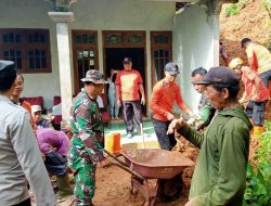 TNI-Polri dan BPBD Trenggalek Sigap Bersihkan Longsor di Kampak