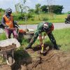 Babinsa Koramil 0817/06 Manyar Bantu Pembuatan Pondasi Rumah Warga Di Desa Betoyoguci