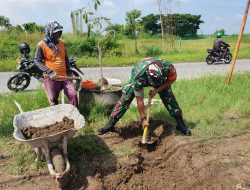 Babinsa Koramil 0817/06 Manyar Bantu Pembuatan Pondasi Rumah Warga Di Desa Betoyoguci