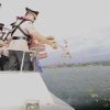 Peringati Hari Bhayangkara ke-79, Polresta Banyuwangi Tabur Bunga di Selat Bali