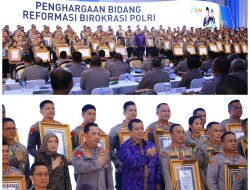 Kapolri Berikan Penghargaan Pembangunan Zona Integritas WBK Kepada Divisi Humas Polri