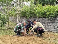 Muspika Bakung Gelar Kerja Bakti Bersih-Bersih Lingkungan Di Sekitar Monumen Trisula