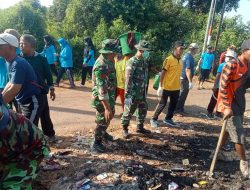 Bersama Warga, Babinsa Koramil Ujungpangkah Laksanakan Kerja Bhakti Bersihkan Sampah