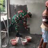 Karya Bakti Babinsa, Sertu Nuryanto Bantu Warga Bangun Ruko Desa Gredek