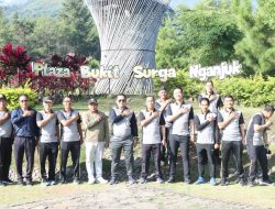 Kapolres Nganjuk Pimpin Jalan Sehat Menuju Bukit Surga, Jalin Kebersamaan di Alam Terbuka