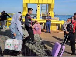 Polri Untuk Masyarakat : Polres Situbondo Patroli di Pelabuhan Jangkar Bantu Penumpang Kapal