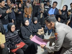Kapolresta Banyuwangi Serahkan Korban KMP Tunu Pratama Jaya Asal Malaysia kepada Keluarga untuk Dimakamkan