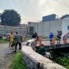 Babinsa Koramil 0817/01 Driyorejo Bersama Warga Laksanakan Karya Bakti Pembersihan Sungai di Desa Sumput
