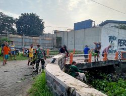 Babinsa Koramil 0817/01 Driyorejo Bersama Warga Laksanakan Karya Bakti Pembersihan Sungai di Desa Sumput