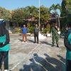 Disiplinkan Siswa Baru, Anggota Koramil Balongpanggang Latih PBB di MPLS SMPN 9 Gresik