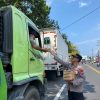 Polisi Peduli : Polresta Banyuwangi Berbagi Nasi Kotak untuk Sopir Truk di Jalur Pelabuhan Ketapang