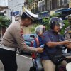 Polres Ponorogo Sampaikan Pesan dan Cinderamata kepada Pengendara di Penghujung Operasi Patuh Semeru 2025