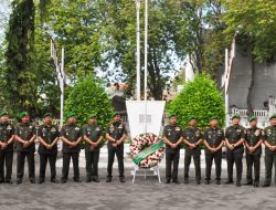 Kodim 0827/Sumenep Ziarah ke TMP Jokotole Peringati HUT ke-59 Korem 084/BJ
