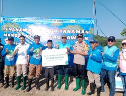 Peduli Lingkungan, Polsek Tambak Turut Tanam Ribuan Bibit Mangrove di Pulau Bawean Gresik