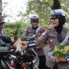 Polwan Polres Bondowoso Berbagi Minuman, Suasana Antrian BBM di SPBU Jadi Segar