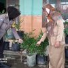 Bhabinkamtibmas Tanjunganom Dukung Ketahanan Pangan Lewat Pemanfaatan Lahan Pekarangan