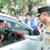 Dorong Semangat Nasionalisme, Kapolres Bangkalan Bagi – bagi Bendera Merah Putih