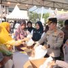 *Gerakan Pangan Murah Polres Bojonegoro Disambut Antusias Warga 30 Ton Beras Habis Terjual*    WMC|| BOJONEGORO – Dalam upaya menjaga stabilitas pasokan dan harga pangan, Polres Bojonegoro Polda Jawa Timur (Jatim) bersama jajaran Polsek melaksanakan Gerakan Pangan Murah (GPM) dengan menyediakan total 30 ton beras bagi masyarakat.   Kegiatan ini merupakan bagian dari dukungan terhadap program Asta Cita Presiden RI dalam memperkuat ketahanan pangan nasional.  Bekerja sama dengan Dinas Perdagangan, Koperasi dan UMKM serta Perum Bulog Kantor Cabang Bojonegoro, GPM digelar serentak di Mapolres Bojonegoro dan 28 Polsek di wilayah hukum Polres Bojonegoro Polda Jatim.  Kapolres Bojonegoro AKBP Afrian Setya Permadi menyatakan bahwa kegiatan ini adalah bentuk nyata kepedulian Polri terhadap masyarakat, khususnya di tengah kondisi ekonomi yang masih belum stabil.   “Masyarakat dapat membeli beras, minyak goreng, gula, dan telur dengan harga yang lebih terjangkau,” kata AKBP Afrian, Senin (11/8/25).  Ia mengatakan, pada Bazar GPM itu Polres Bojonegoro Polda Jatim menyediakan beras, minyak, gula, dan telur murah.   “Ini adalah wujud dari Polri untuk Masyarakat,” ungkapnya kepada wartawan.  AKBP Afrian menjelaskan, sebanyak dua ton beras disediakan di Mapolres, sementara masing-masing dari 28 Polsek menyediakan satu ton beras.   “Jadi total keseluruhan mencapai 30 ton,” tambahnya.  Menurut AKBP Afrian, langkah ini diharapkan dapat membantu meringankan beban masyarakat, sekaligus menjaga daya beli dan kestabilan harga di pasaran.  Ia juga mengajak warga untuk memanfaatkan kegiatan ini secara positif.  Sementara itu, Kepala Dinas Perdagangan, Koperasi, dan Usaha Mikro (Disdagkop-UM) Kabupaten Bojonegoro, Retno Wulandari menyampaikan apresiasinya terhadap inisiatif Polres Bojonegoro.   “GPM ini sangat membantu masyarakat, terutama dalam mengakses kebutuhan pokok dengan harga yang lebih bersahabat. Kami mendukung penuh kegiatan ini dan berharap dapat terus berlanjut,” ujarnya.  Respons masyarakat terhadap kegiatan ini pun cukup antusias. Salah satu warga Kelurahan Klangon, Kecamatan Kota, Wahyu, mengaku terbantu dengan adanya GPM.   “Terima kasih Polres Bojonegoro, ini sangat bermanfaat bagi kami sebagai ibu rumah tangga,” ujarnya.  Gerakan Pangan Murah ini juga menjadi sarana mempererat hubungan antara aparat kepolisian dan masyarakat.   Selain menjaga keamanan, Polri kini semakin aktif hadir dalam upaya sosial-ekonomi yang langsung menyentuh kebutuhan dasar warga. (gat)