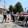Peduli Keselamatan Masyarakat Polantas Polres Situbondo Tambal Jalan Berlubang Cegah Laka