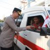 Tebar Semangat Merah Putih Kapolres Jember Turun Jalan Berbagi Bendera dan Cokelat Bagi Pengendara